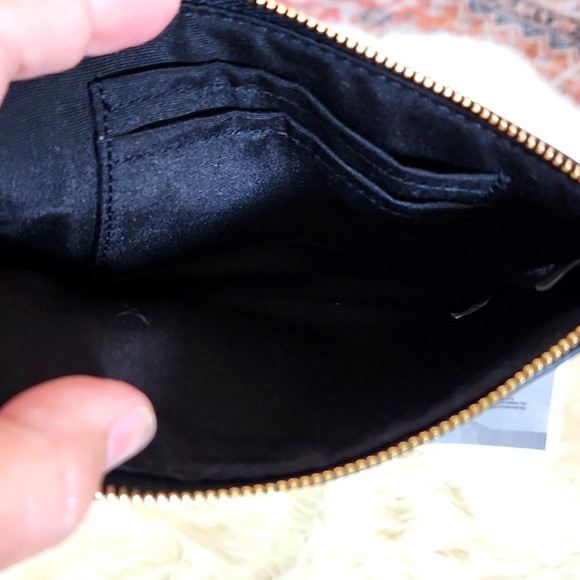 Adorable NWOT Coach Bumblebee Signature Corner Zip Wristlet 🤎🐝🖤 - Picture 8 of 15